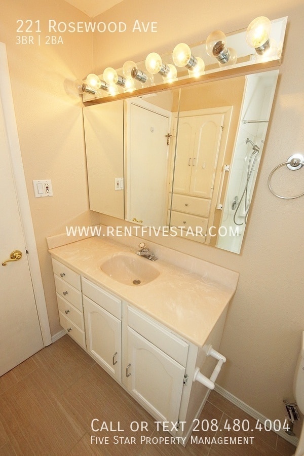 Building Photo - 221 Rosewood Ave