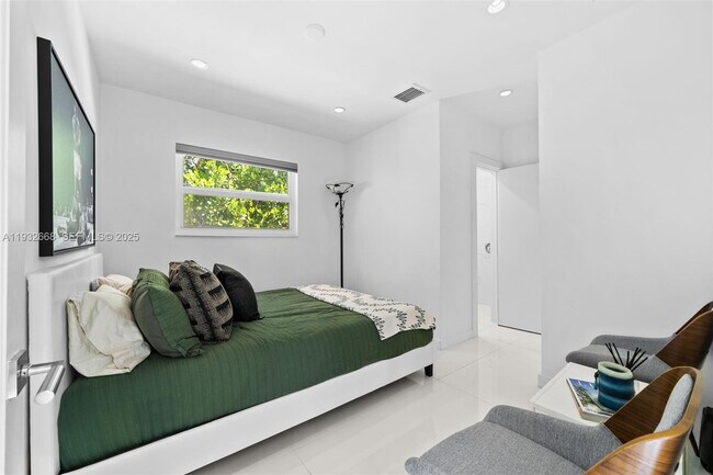 Building Photo - 5055 N Bay Rd