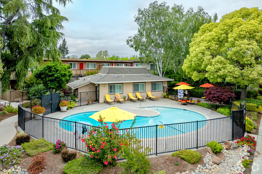 Primary Photo - Tanglewood Apartments