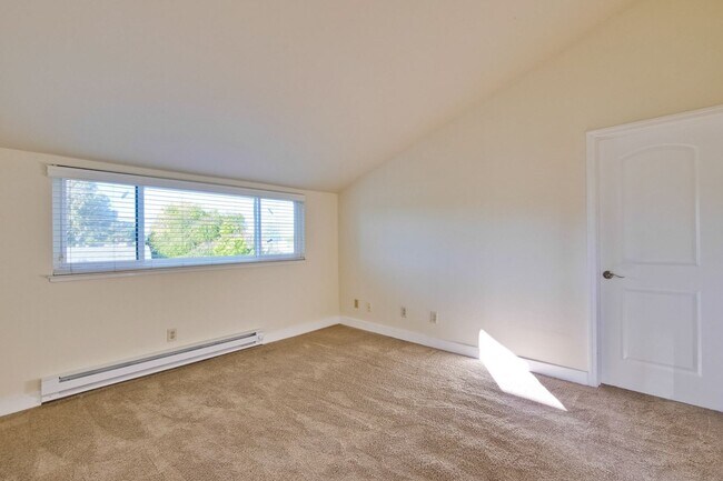 Building Photo - 2040 W Middlefield Rd