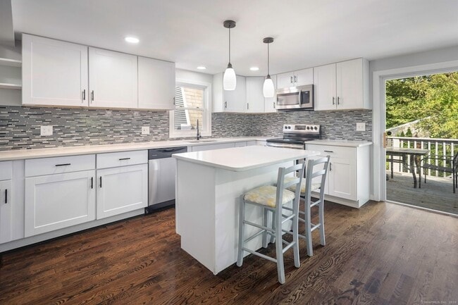 Building Photo - 884 Highland Ave