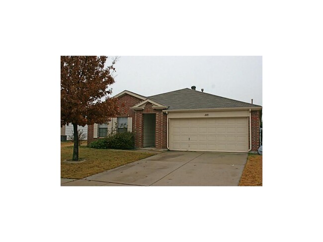 Primary Photo - 3 Bedroom 2 Bath home for Lease in Denton