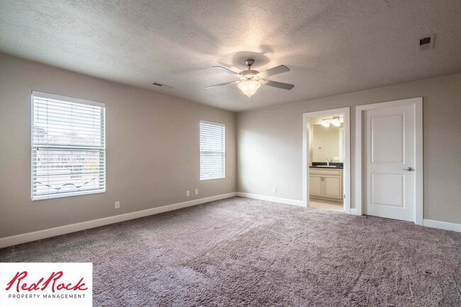 Building Photo - Spacious 4 Bedroom, 2.5 Bathroom Centrally...
