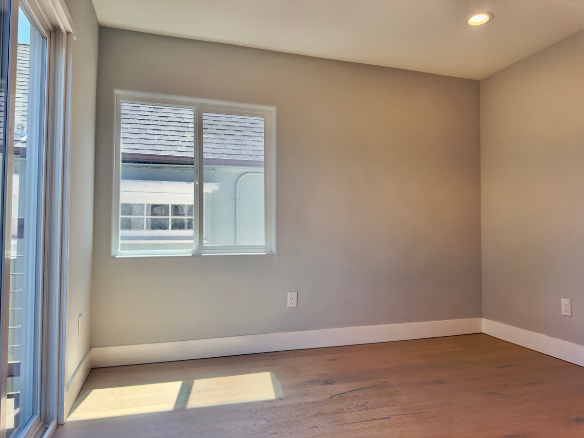 Building Photo - 914 Everett Ave