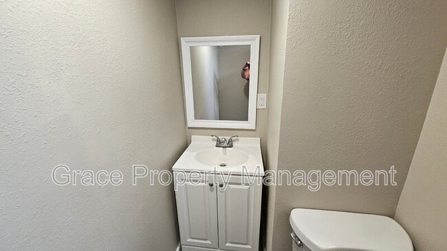 Building Photo - 7855 Kenwood St