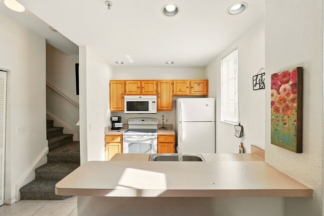 Building Photo - Charming and Spacious 4-Bedroom, 3-Bathroom Fully Furnished Townhome  in the Sought-After Venetia...