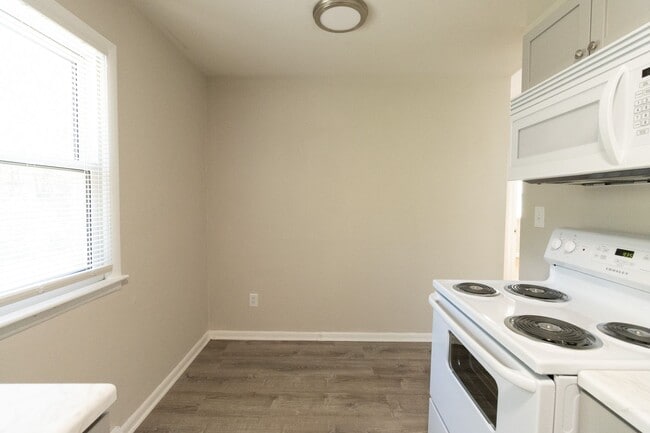 Building Photo - 2804 Isherwood Dr