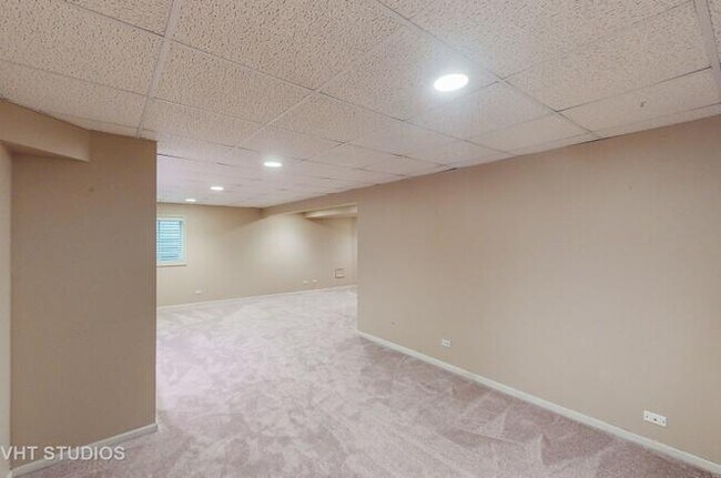 Building Photo - 712 N Victoria Dr