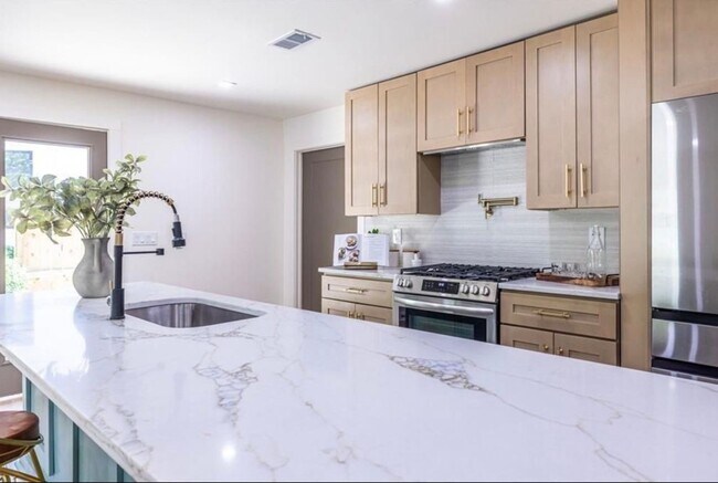 Building Photo - STUNNING RENOVATION! Modern 3BR/2BA Ranch in Sought-After Location!