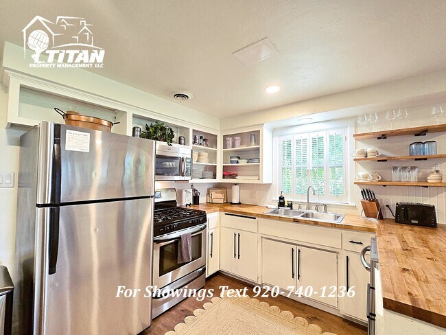 Building Photo - 2303 Lakeside Pl