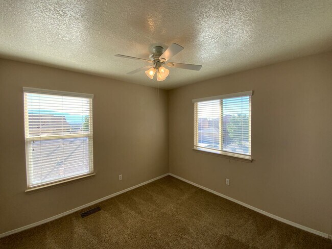 Building Photo - 3 Bedroom Home Available Near Unser Blvd N...