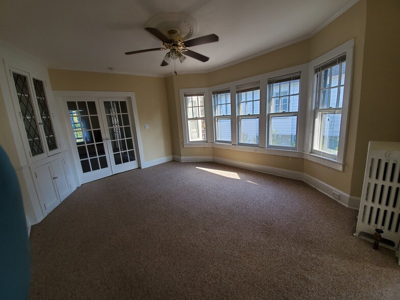 Dinning room with built in & fan - 78 S Carll Ave
