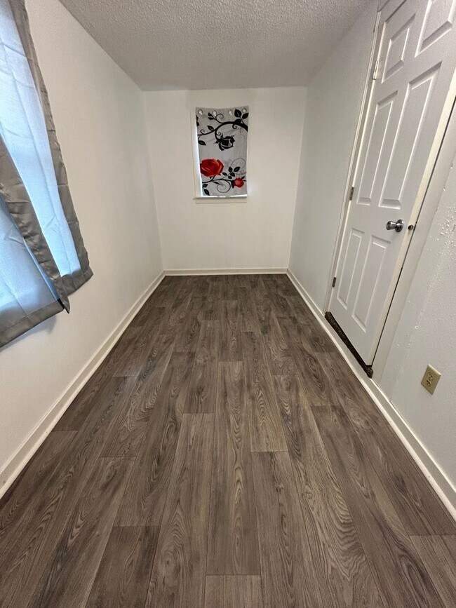 Building Photo - 3 Bedroom 2 Bathroom Apartment Near Gundersen