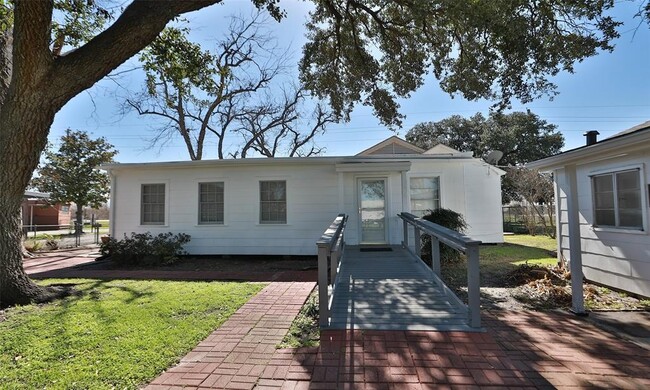 Building Photo - 14742 Hempstead Rd