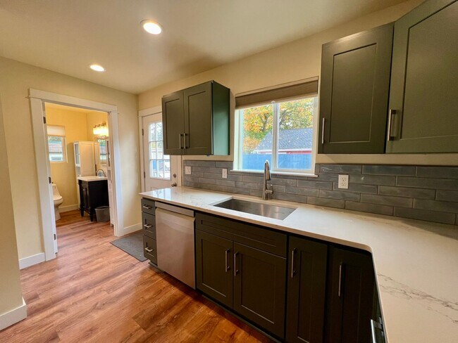 Building Photo - Water Included! Fully Remodeled 1 BD + Loft