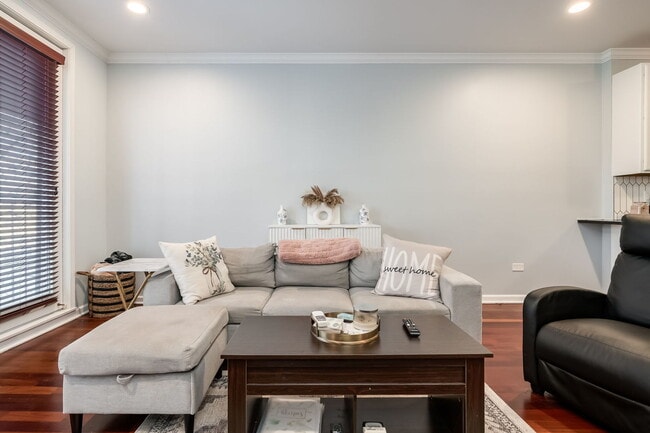 Building Photo - 6641 W Belmont Ave