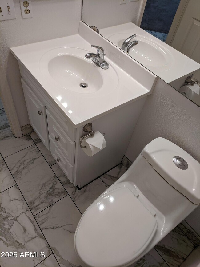 Building Photo - 1321 N Jamaica Way