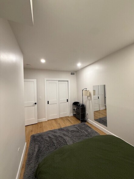 Building Photo - 42 Outwater Ln