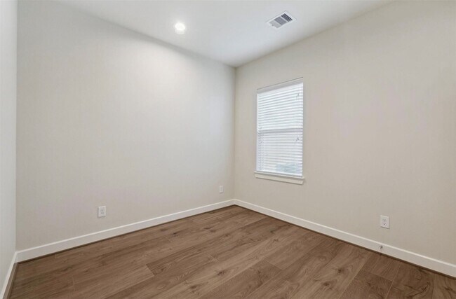 Building Photo - 6304 Brighton Oaks Ln
