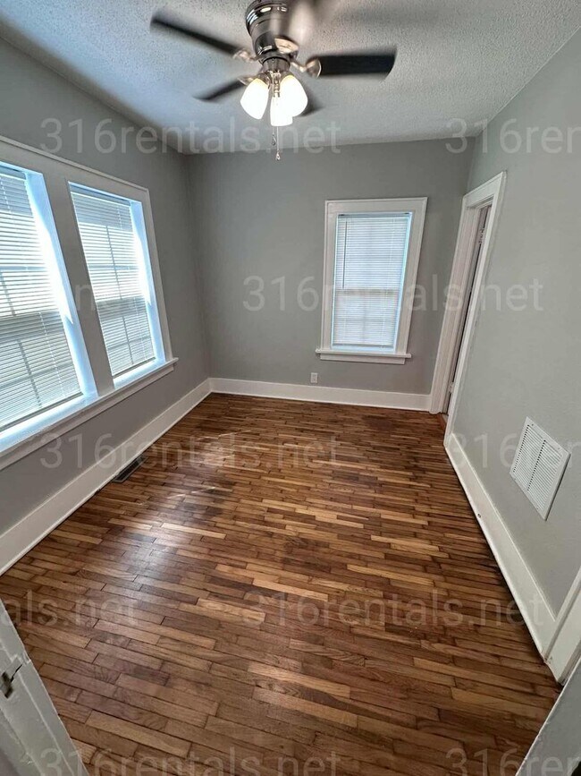 Building Photo - $895- 2 bed 1 bath - Beautiful single family home