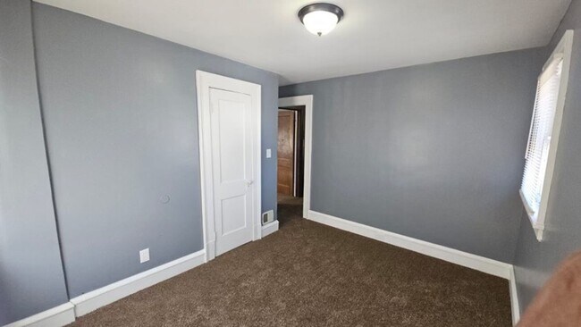 Building Photo - Charming 3-Bedroom Property in Prime Location
