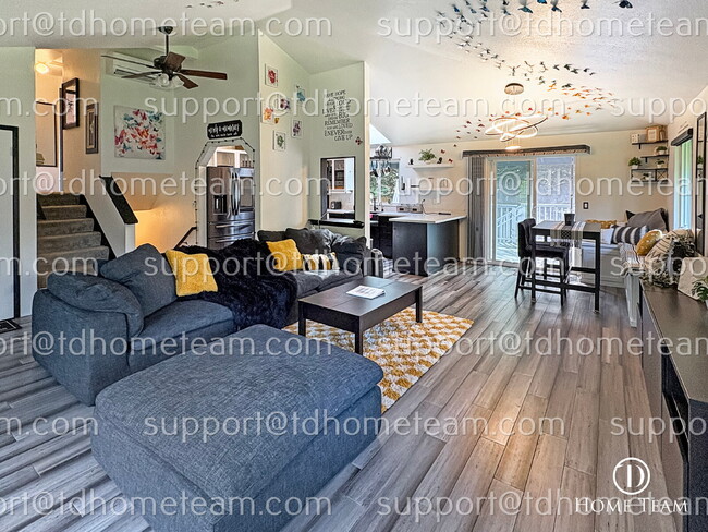 Building Photo - "Charming Lynnwood Home with Finished Base...