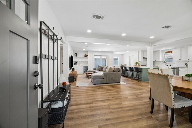 Building Photo - 5311 Hialeah Dr