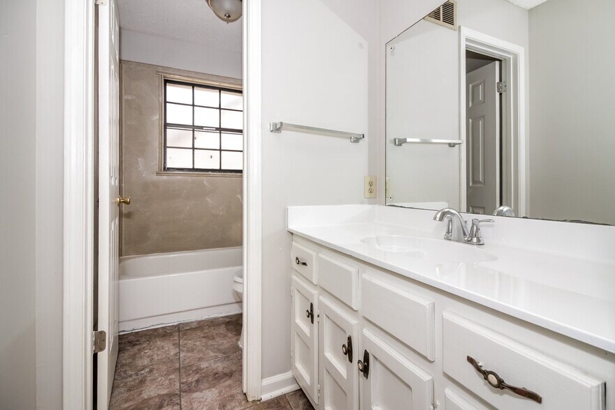 Building Photo - 4580 Blandford Dr
