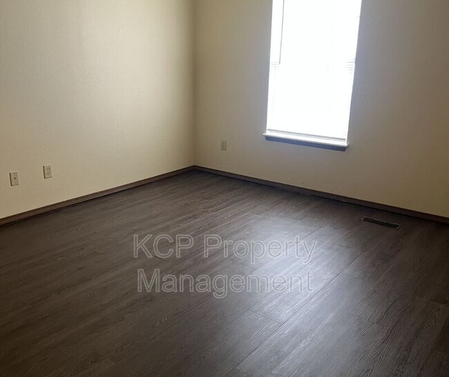 Building Photo - 3210 Phoenix Ave