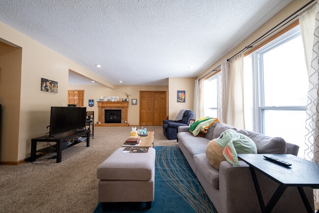 Building Photo - 5924 Idaho Ave N