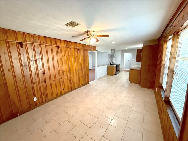 Building Photo - 2206 Eriksson St