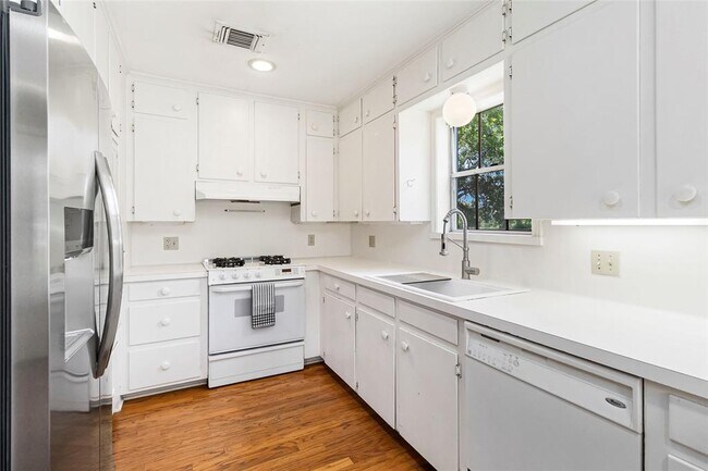 Building Photo - 730 N Sarah Jo St