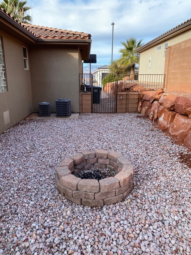 Building Photo - 2242 N Gunsight Dr