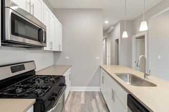Building Photo - Top Floor, Gorgeous, Renovated 2bd/2bth, West Town Available 4/20