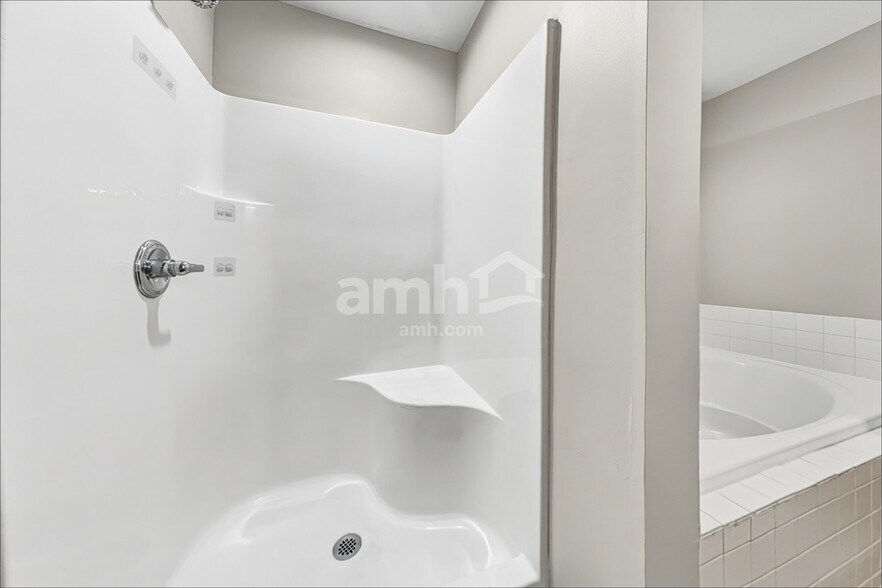 Building Photo - 4905 Sunday Silence Dr