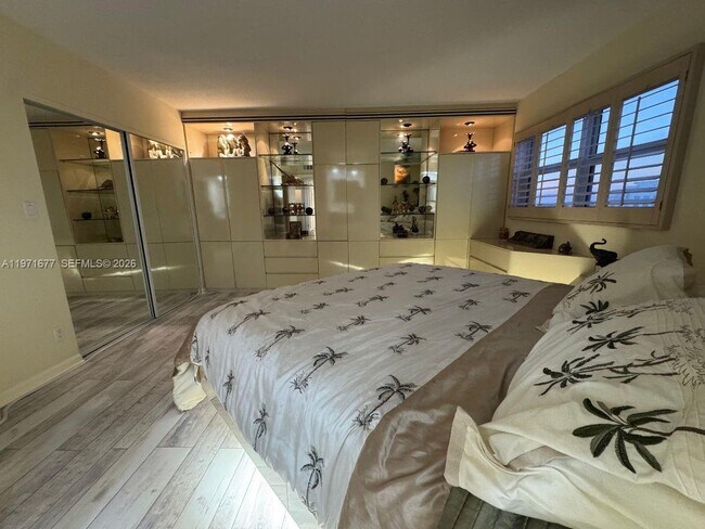 Building Photo - 400 N Surf Rd