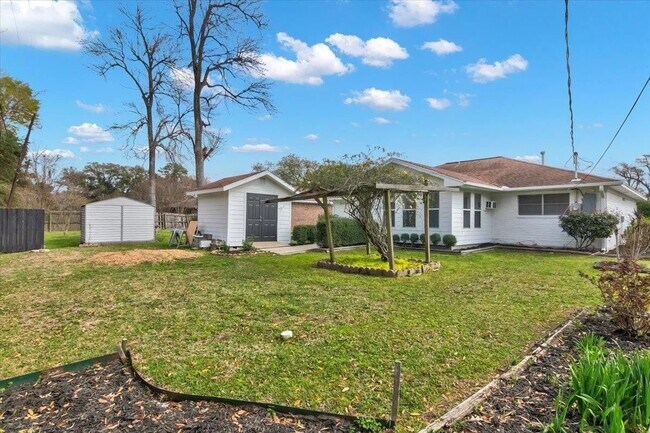 Building Photo - 108 Sparrow Way