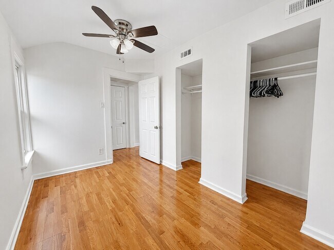 Building Photo - 1830 N Mozart St