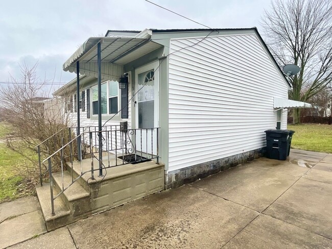 Building Photo - 3 Bed -1 Bath Single Family in Elyria