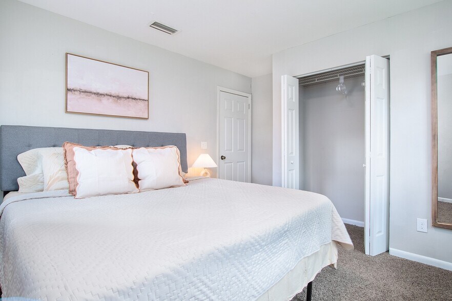 Building Photo - 2233 La Valle Dr