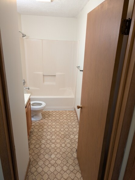 Building Photo - 521 Hinderer Ave SW