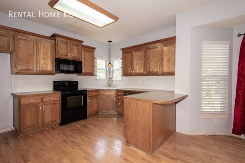 Building Photo - Open and Light 2-story w/fin bsmt and fenc...