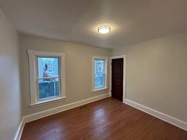 Building Photo - 6 1/2 Holmes St