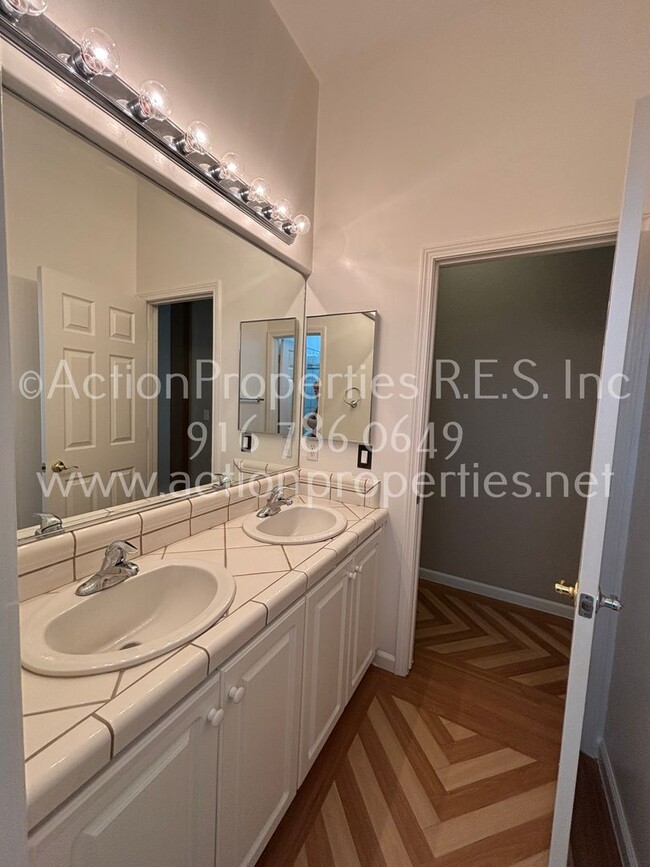 Building Photo - Single Story, Possible In-law or Great Hom...