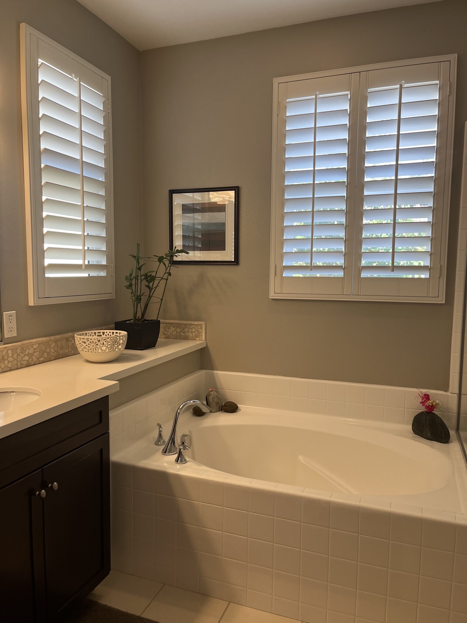 Bathtub in en suite bathroom - 434 N Avo Ln