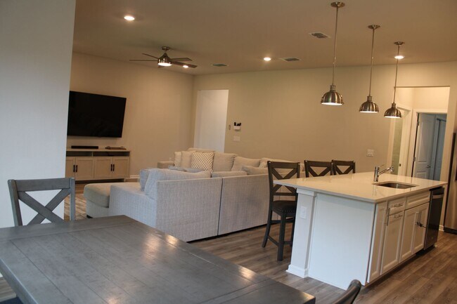 Building Photo - Spacious 5 Bedroom, 3 Bathroom in Gated Se...