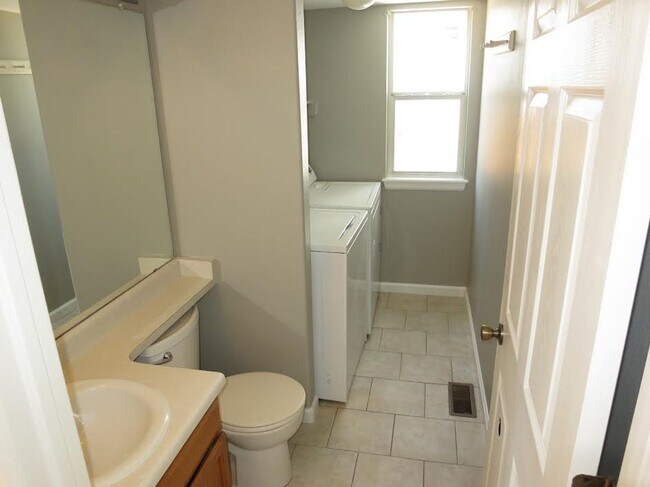 Building Photo - 3 bedroom / 3 bathroom / 3 car garage!