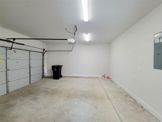 Building Photo - 905 Quitman St