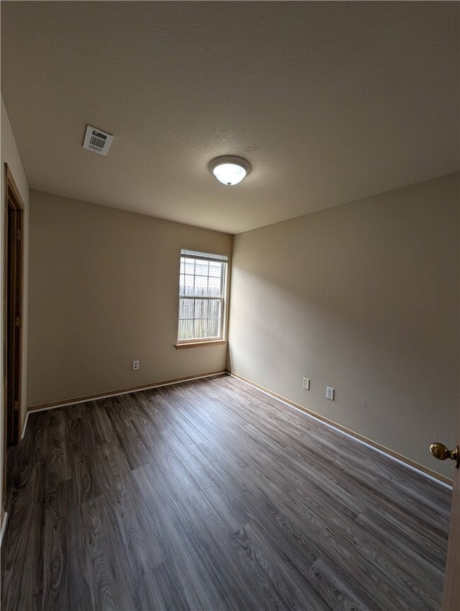 Building Photo - 605 Cedarbrook Ct