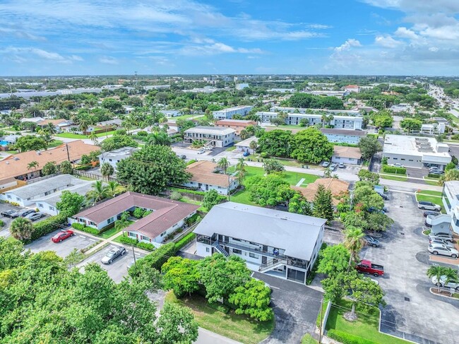 Building Photo - 559 NE 44th St